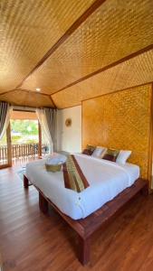 En eller flere senge i et værelse på Baan Pu Boutique Resort บ้านปู่ บูทีค รีสอร์ท
