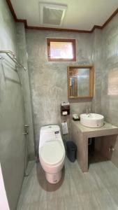 Et badeværelse på Baan Pu Boutique Resort บ้านปู่ บูทีค รีสอร์ท