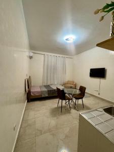 ブラザヴィルにあるEpayinayocgのベッドとテーブルと椅子のあるリビングルーム