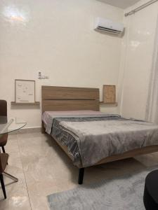 ブラザヴィルにあるEpayinayocgのベッドとテーブルのある寝室 +2枚の写真