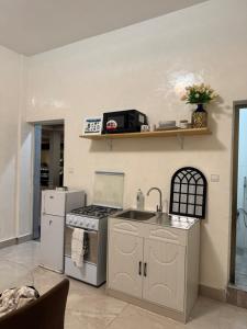 ブラザヴィルにあるEpayinayocgのコンロとシンクのあるキッチン