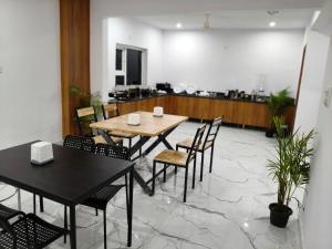 Οι επιχειρηματικές εγκαταστάσεις ή/και οι αίθουσες συνεδριάσεων στο Keerthis Comforts - Airport pick up or Drop INR 449 +21 φωτογραφίες