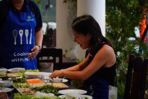 een jonge vrouw die eten klaarmaakt op een tafel bij Star City Riverside Hotel By Haviland in Da Nang +73 foto's