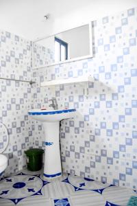 Ένα μπάνιο στο Rhino Apartments