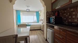 een keuken met een aanrecht en een kamer met een bed bij Nuray Hotel in Istanbul