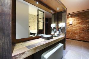 Ένα μπάνιο στο Lime Hotel +39 φωτογραφίες