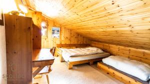 una habitación con dos camas en una cabaña de madera en Chalet Dorle, Riederalp Golmenegg, en Riederalp
