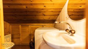 Un baño con lavabo e inodoro en Chalet Dorle, Riederalp Golmenegg, en Riederalp 15 fotos más