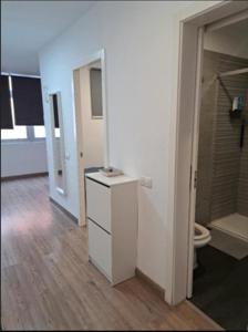 プエルト・デ・ラ・クルスにあるCómodo Rinconcito en Puertoのバスルーム(トイレ付)が備わる客室です。