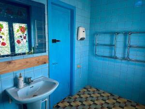 Postel nebo postele na pokoji v ubytování Napoli Nataxtari hotel,pool,bar,kamping