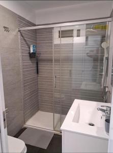 プエルト・デ・ラ・クルスにあるCómodo Rinconcito en Puertoのシャワーと洗面台付きのバスルーム