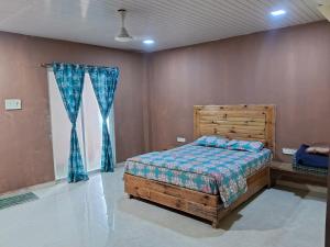 1 dormitorio con cama de madera y ventana en Best and biggest place to have quality time, en Malavli