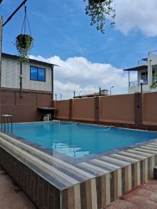 una gran piscina en la parte superior de un edificio en Best and biggest place to have quality time, en Malavli 9 fotos más