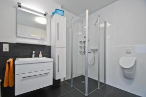 Ένα μπάνιο στο Ferienhaus Kattekerhuus +11 φωτογραφίες