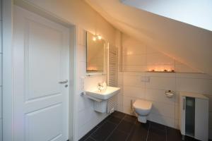 een badkamer met wastafel en toilet bij Ferienhaus Auszeit in Borkum +13 foto's