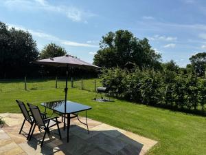 SkipwithにあるField House Farm - Owl Lodge - countryside stay near Yorkの庭にテーブルと椅子