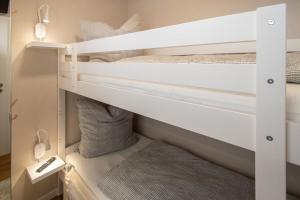 a bedroom with two bunk beds in a room at fien un moje in Borkum