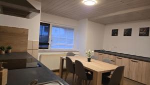 eine Küche mit Tisch und Stühlen in einem Zimmer in der Unterkunft Ferienwohnung Aschenbrenner in Hohenwarth