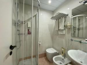 Un baño con ducha, inodoro y lavabo. en Sleep Al 25, en Finale Ligure