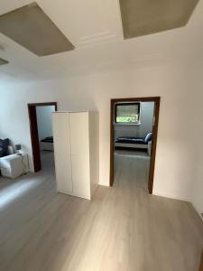 Μια τηλεόραση ή/και κέντρο ψυχαγωγίας στο RO1 - Gepflegte Unterkunft Nahe Frankfurt