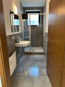 Ένα μπάνιο στο RO1 - Gepflegte Unterkunft Nahe Frankfurt +2 φωτογραφίες