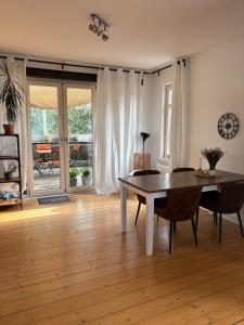 a dining room with a table and chairs in a room at Cityapartment am historischen Wall in Aurich