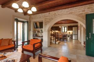 Una sala de estar con un arco en una casa. en Villa Dionysos - Kalamaki Holidays, en Kamilari