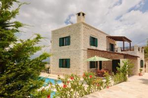 - Vistas al exterior de una villa con piscina en Villa Dionysos - Kalamaki Holidays, en Kamilari