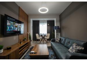 Et tv og/eller underholdning på The Blue Sanctuary by Blvd 70B2 - Premium Modern Apartment