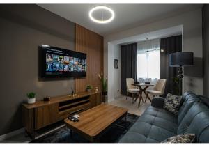 Et tv og/eller underholdning på The Blue Sanctuary by Blvd 70B2 - Premium Modern Apartment