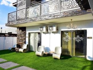 Billede fra billedgalleriet på C'est La Vie Guest House i Duvhapark + 129 billeder