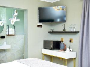 TV a/nebo společenská místnost v ubytování C'est La Vie Guest House + 131 fotografií