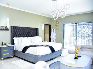 Postel nebo postele na pokoji v ubytování C'est La Vie Guest House