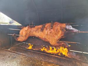 een kip die op een grill met vuur wordt gekookt bij Penzion u Kukačků in Horní Planá