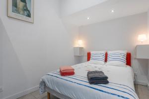 a bedroom with a bed with towels on it at Les Sables in Bormes-les-Mimosas