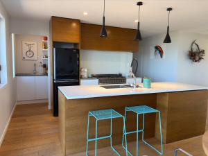 Η κουζίνα ή μικρή κουζίνα στο The perfect beach house vibe +8 φωτογραφίες