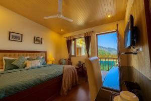 Un dormitorio con una cama con vista a un balcón. en Hotel Sunny Cot - Free Mall Shuttle and Parking, en Mussoorie