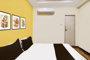 Ένα ή περισσότερα κρεβάτια σε δωμάτιο στο Hotel O Boduppal +31 φωτογραφίες