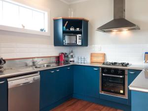 Köök või kööginurk majutusasutuses The Brooklands Bungalow - charming garden cottage