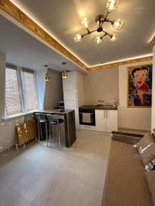 a living room with a kitchen with a ceiling at Central Park Rentals in Chişinău