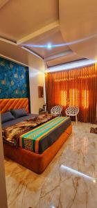 une chambre avec un grand lit dans une pièce dans l'établissement Itzme Wings Resort, à Ooty