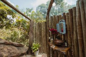 a wooden fence with a wooden sink in a garden at Teepee - Tipi da Serra in Brumadinho