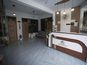 een lobby van een Marriott hotel met een receptie bij Wish Maamigili in Maamigili