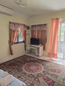 Μια τηλεόραση ή/και κέντρο ψυχαγωγίας στο Teratak Desa Cemerlang 3