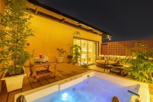 Πισίνα στο ή κοντά στο BK Studio And Rooms Near Huda City Centre