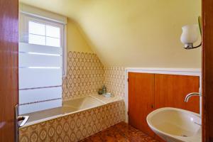 Koupelna v ubytování Ty Mor Sioul - 4 km de la plage + 6 fotografií