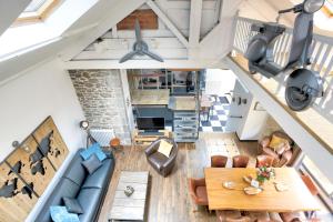 - une vue sur le salon d'une maison dans l'établissement Le Loft Arvor et son Cosy Lodge, à Dinan