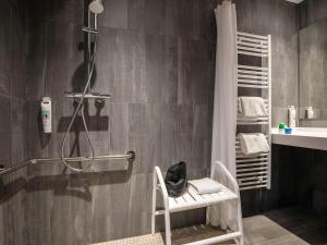 Koupelna v ubytování ibis Nuits Saint Georges + 51 fotografií