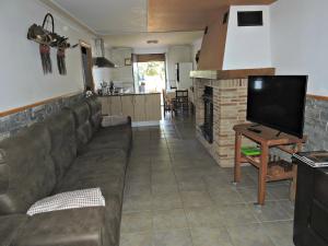 sala de estar con sofá y chimenea en Casa Rural Nemesio, en Iturmendi