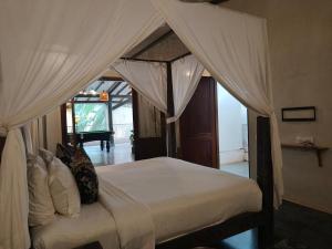 Una cama o camas en una habitación de Antique Villa for Big company, 10 min walk Morjim Beach 67 fotos más